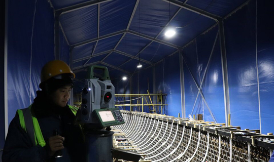 技術(shù)人員正在使用徠卡全站儀進(jìn)行精密安裝測量 技術(shù)人員正在使用徠卡全站儀進(jìn)行精密安裝測量